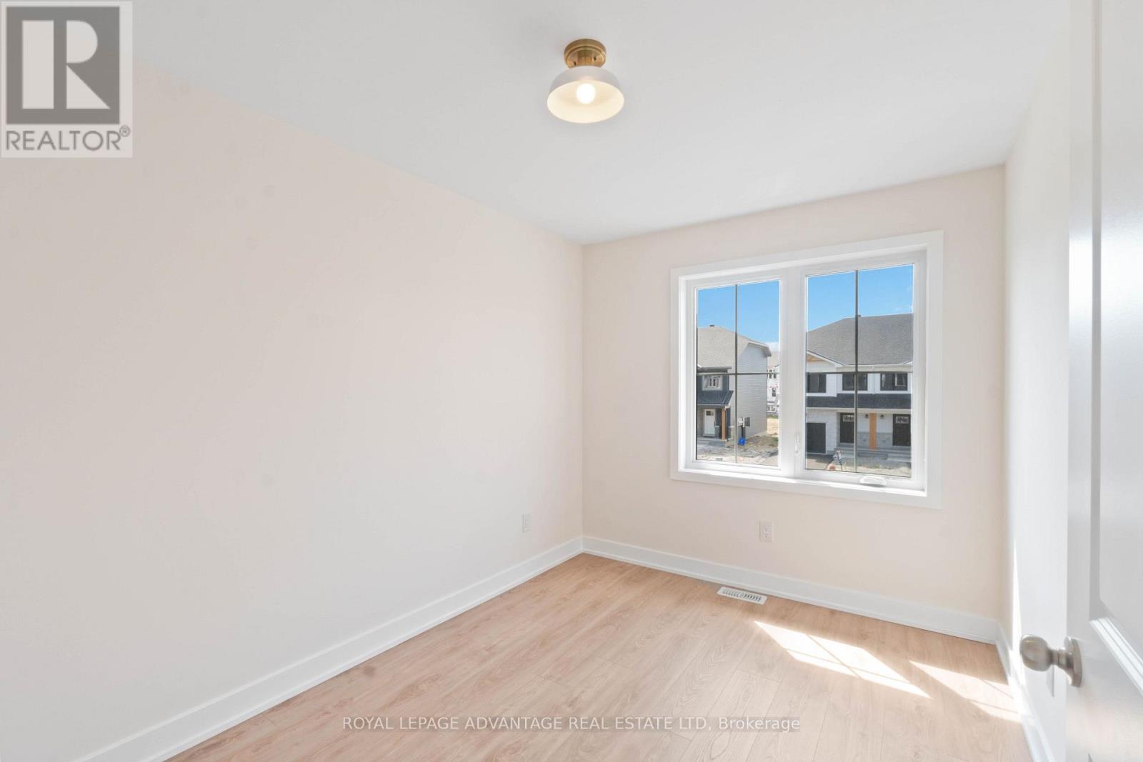 35 Whitcomb Crescent Property Photo 9
