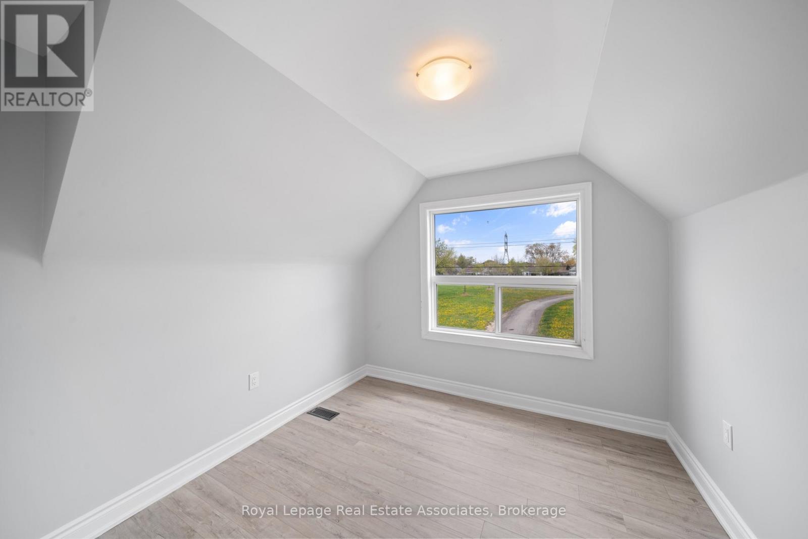 305 Weir Street N Property Photo 15