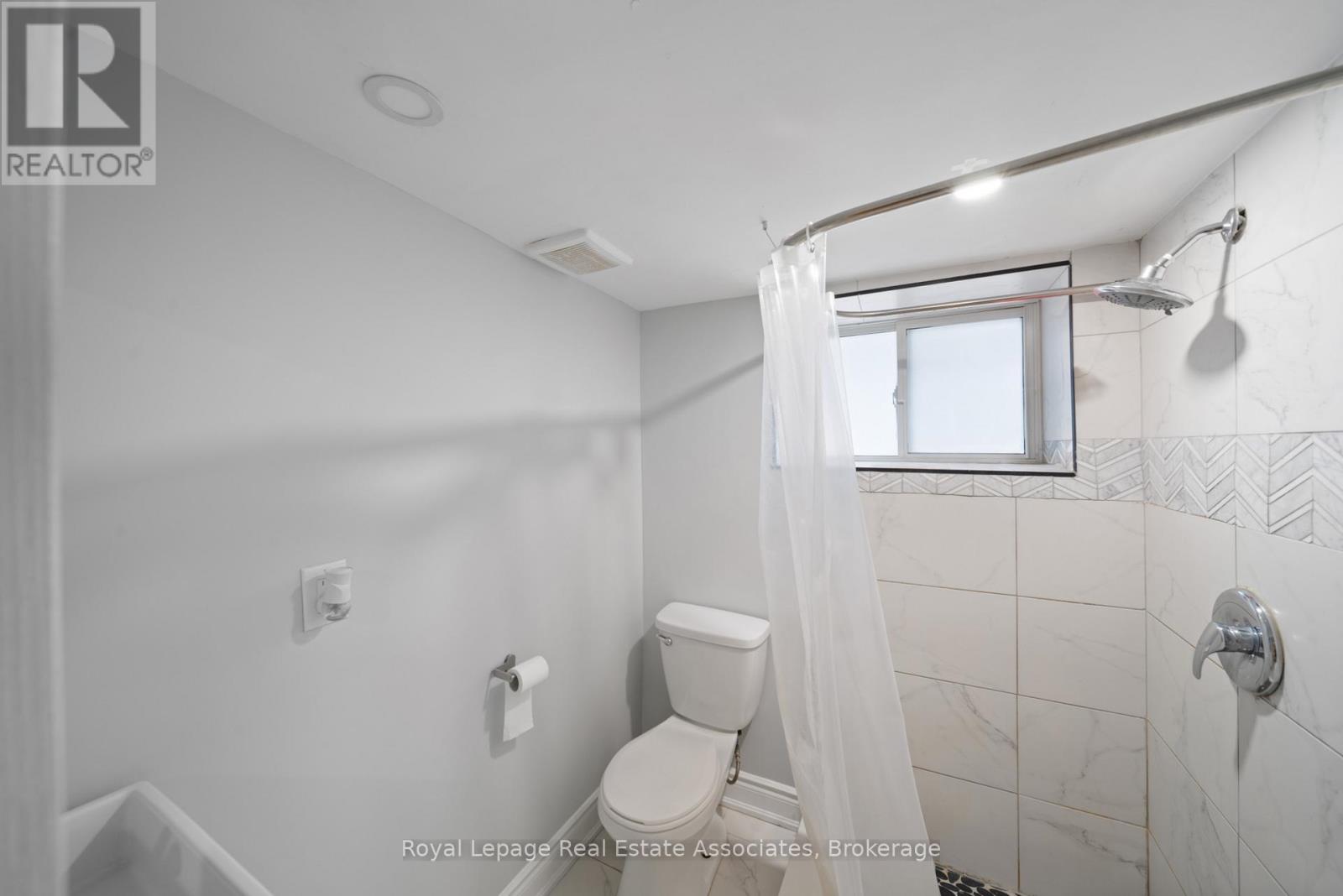 305 Weir Street N Property Photo 23