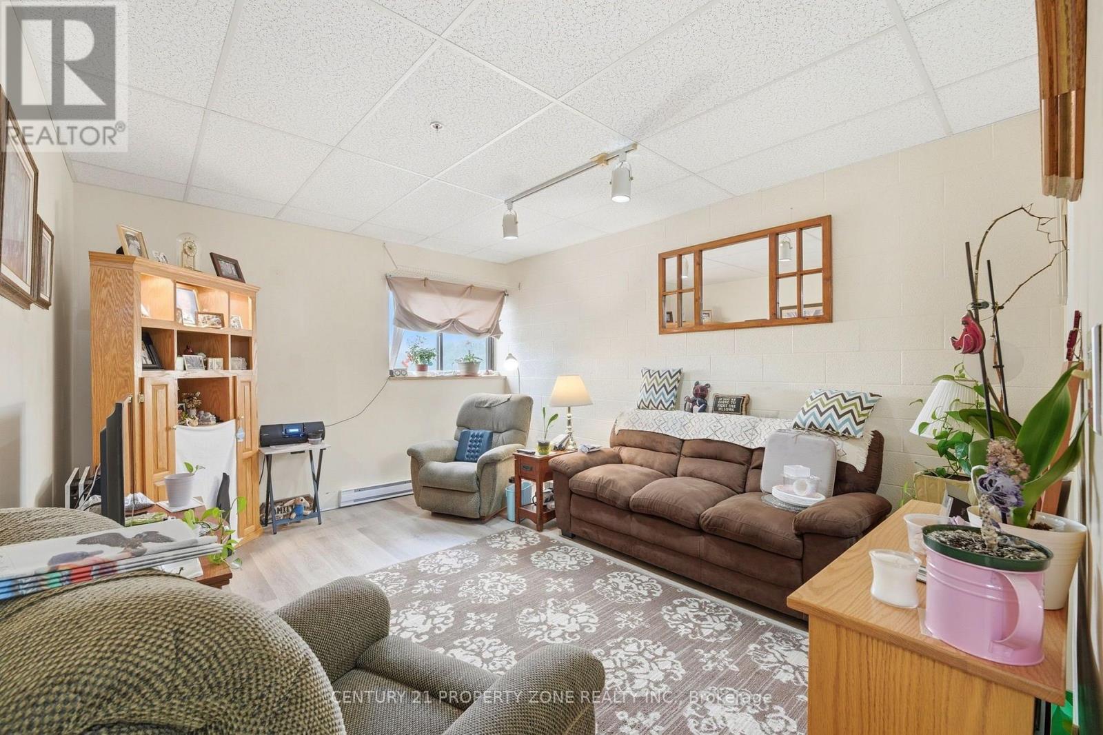 1360 Maryhill Road Property Photo 6