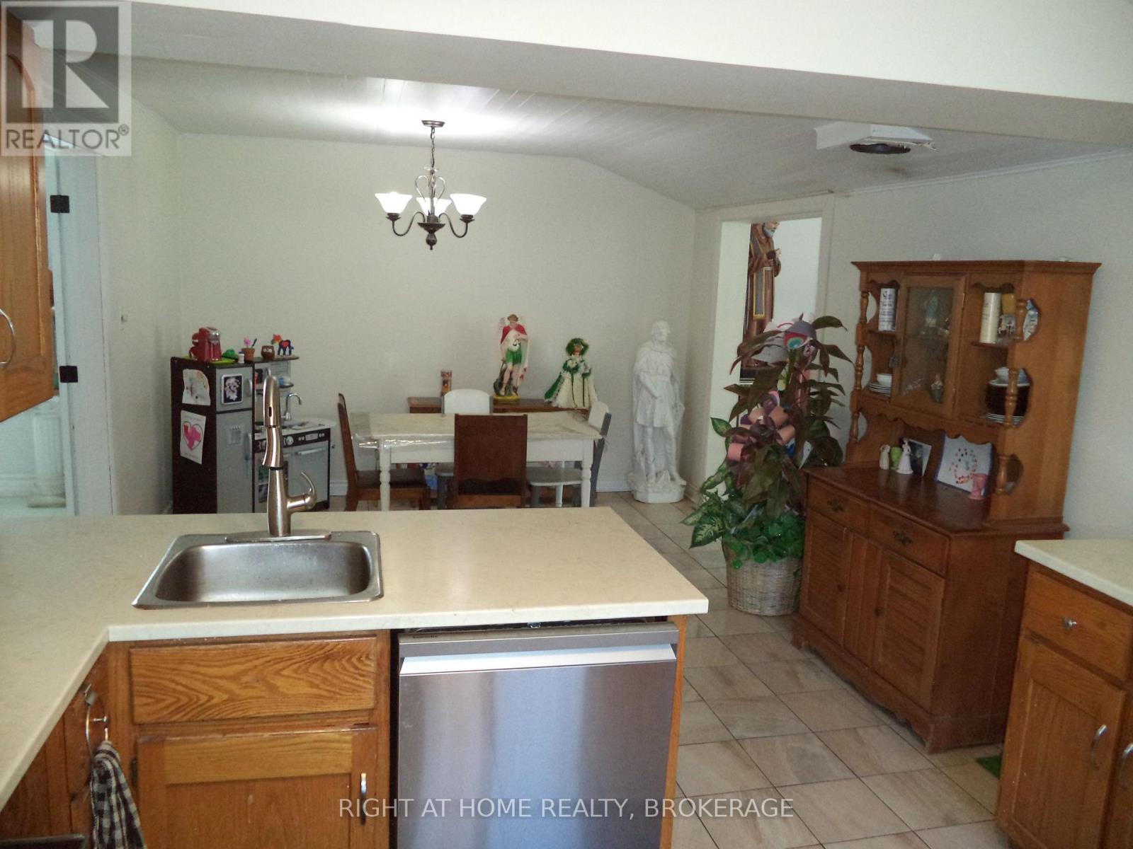 18 Almond Street Property Photo 14