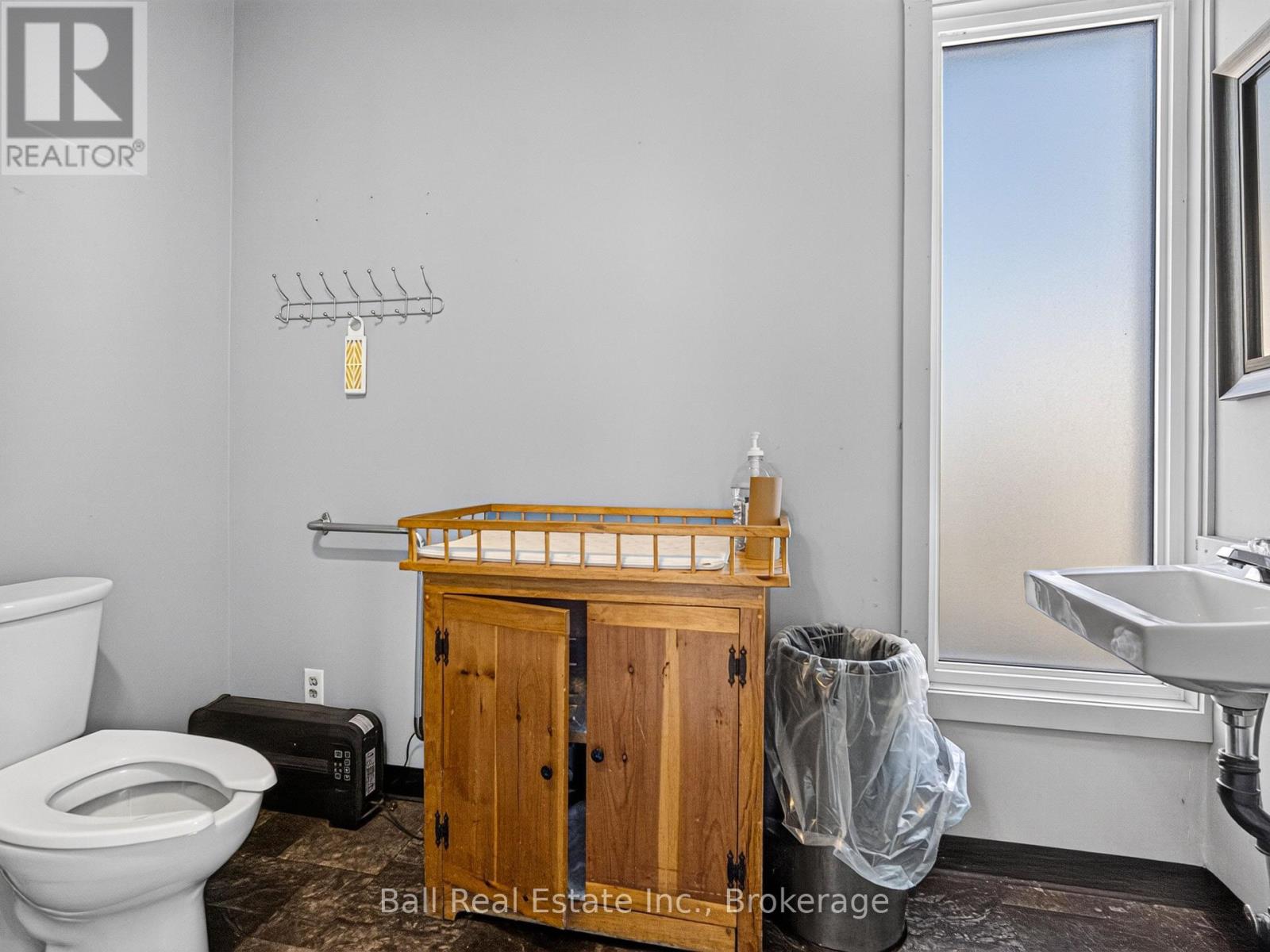 17 King Street E Property Photo 11