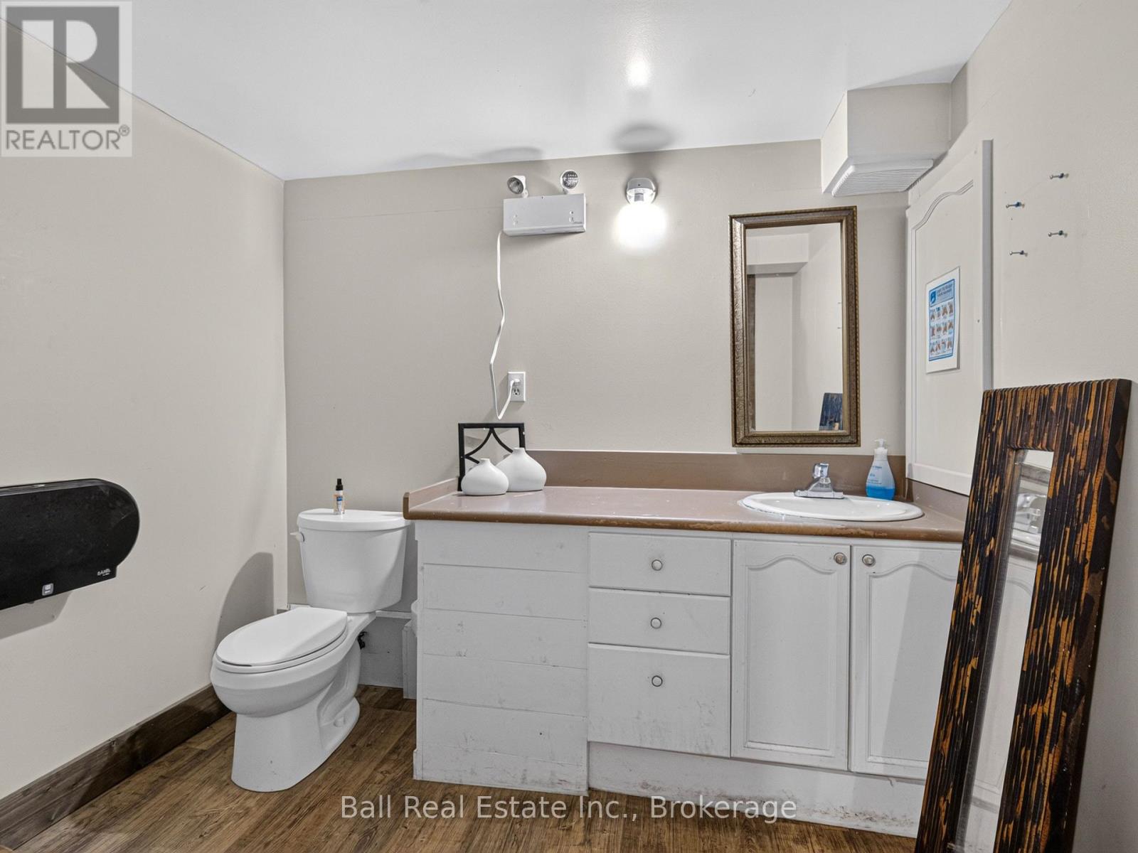 17 King Street E Property Photo 42