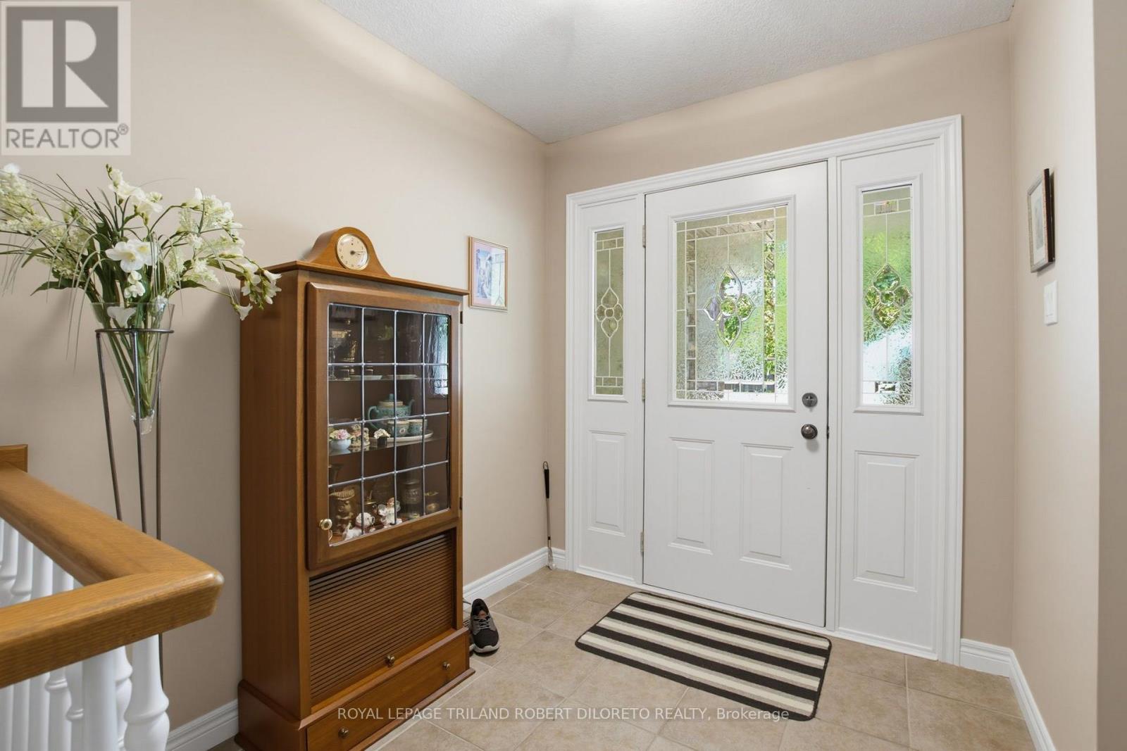 9989 Oxbow Drive Property Photo 4