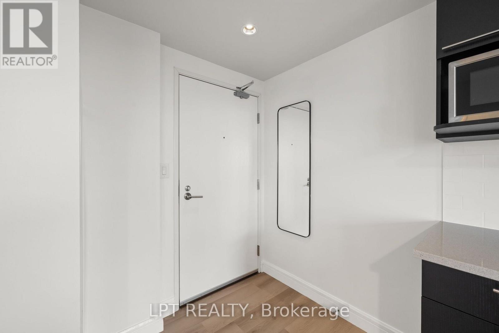 707 - 555 Anand Private Property Photo 12