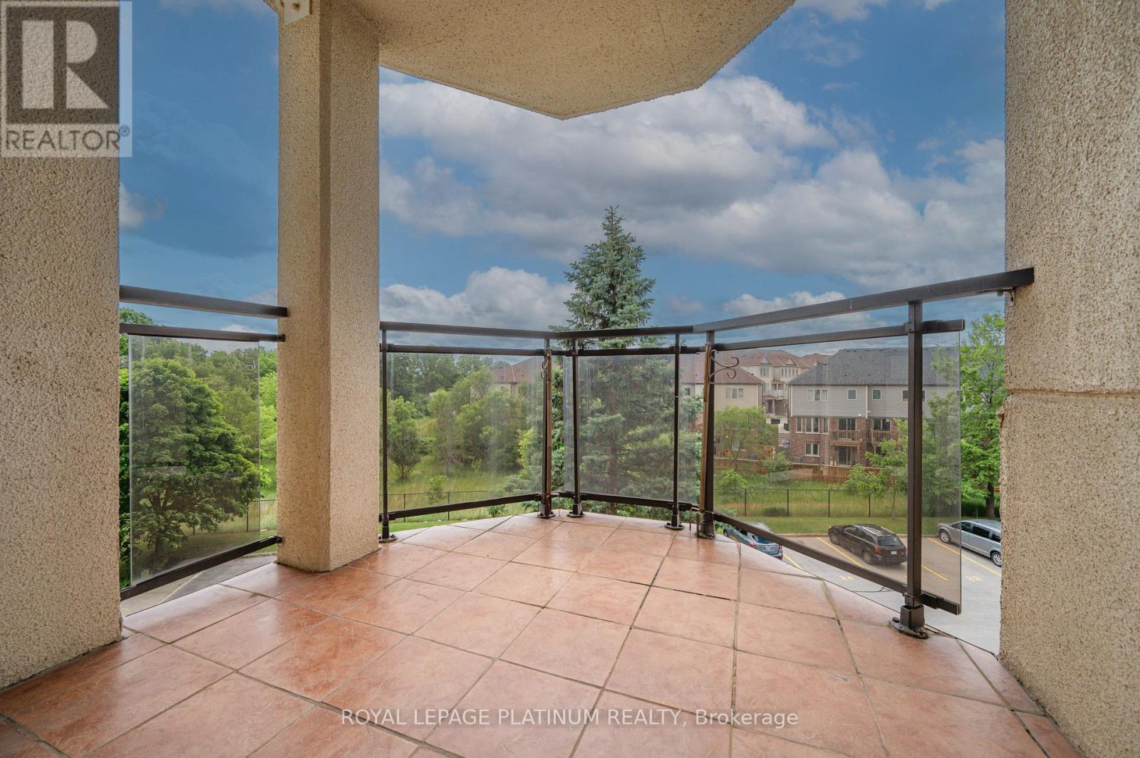 401 - 688 Preston Parkway Property Photo 8