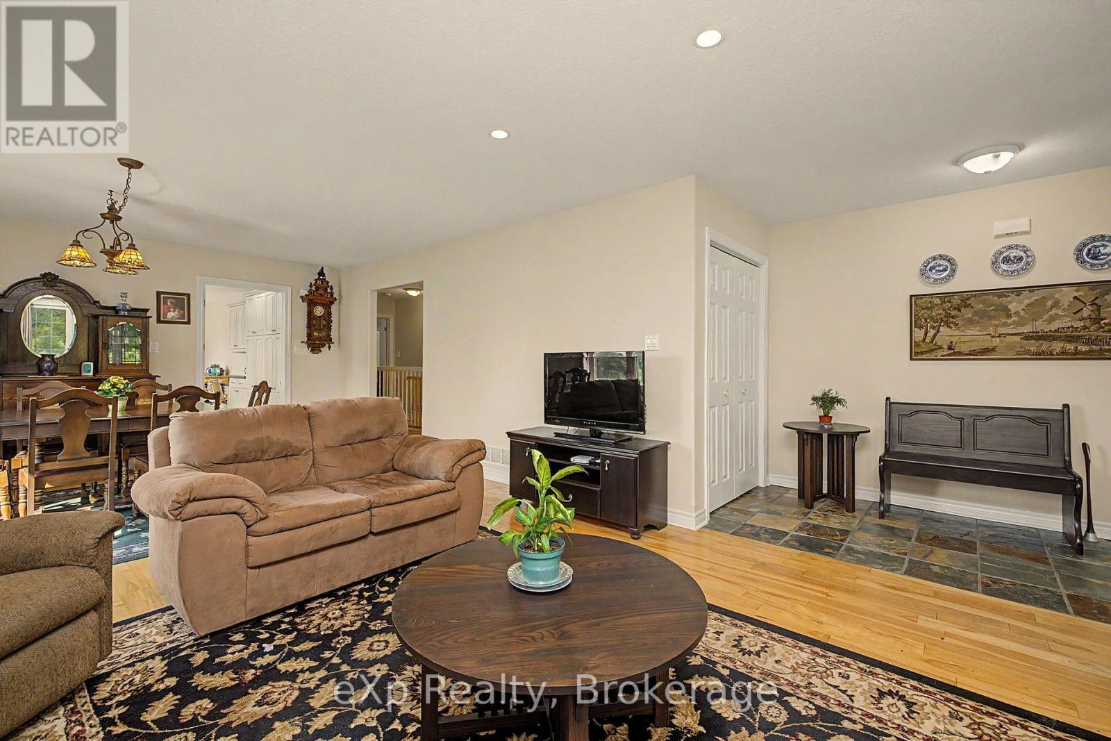2 Mann Avenue N Property Photo 5