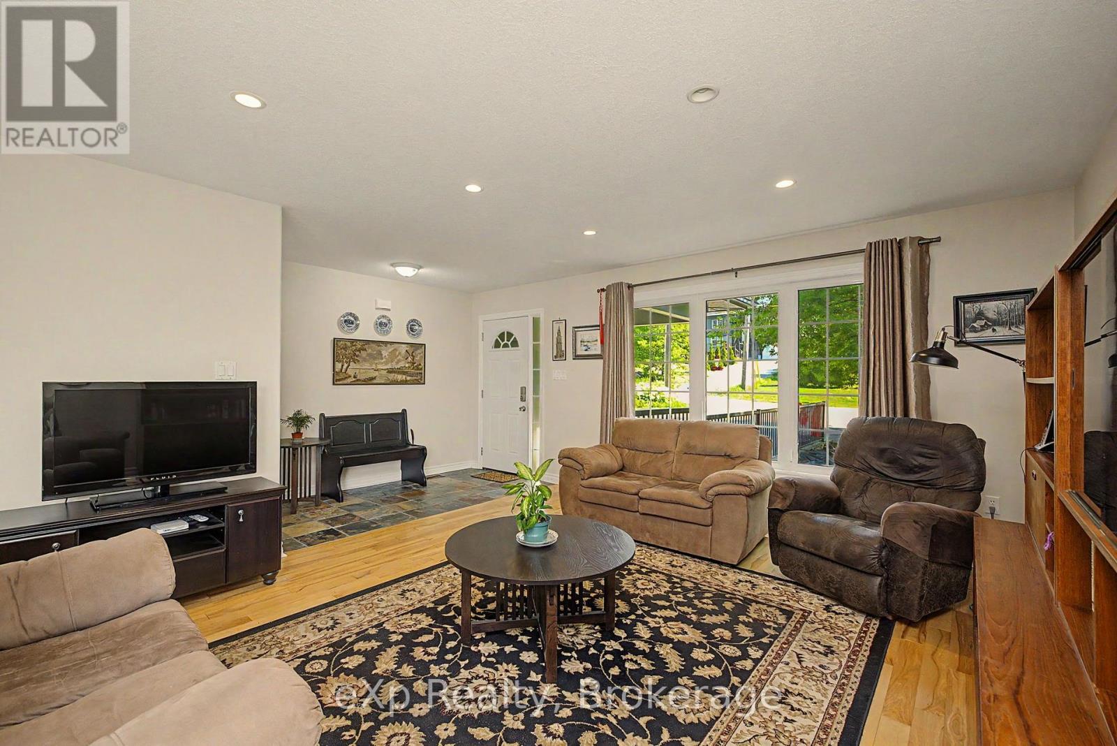 2 Mann Avenue N Property Photo 6