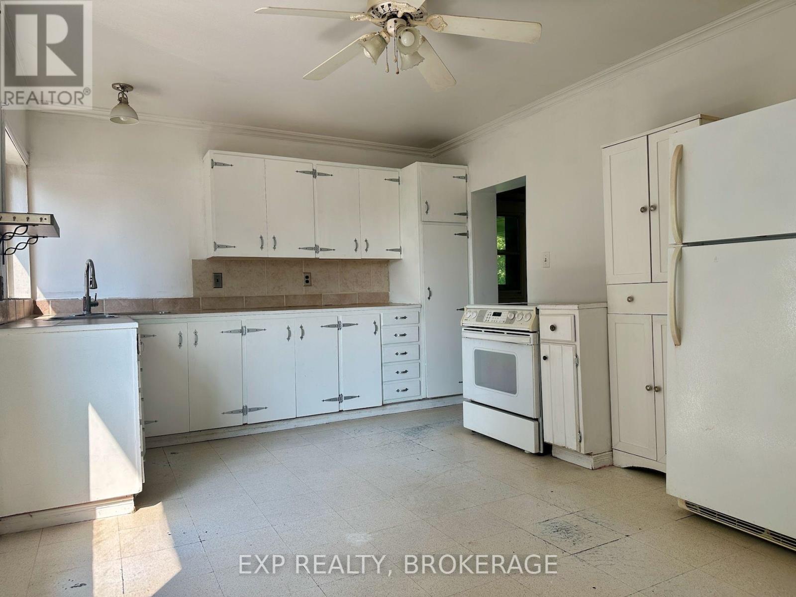 2295 Sydenham Road Property Photo 3