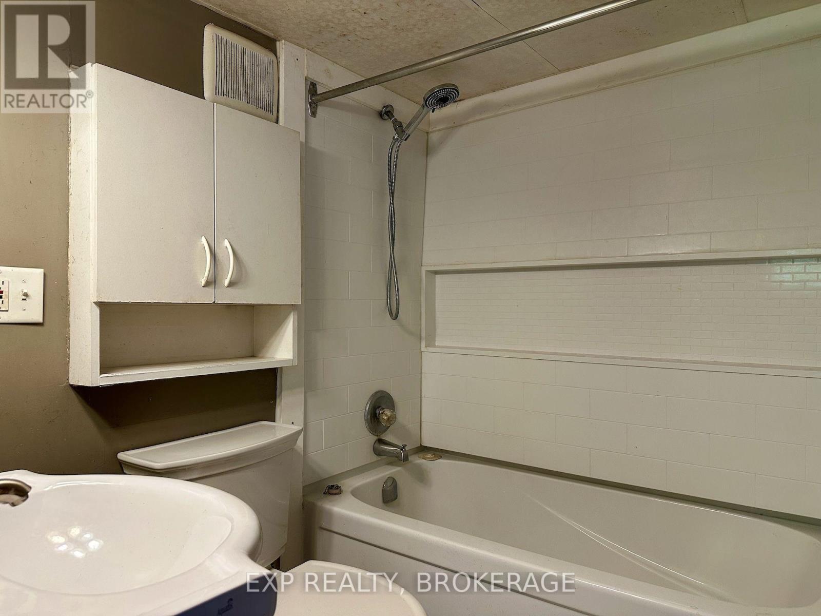 2295 Sydenham Road Property Photo 7