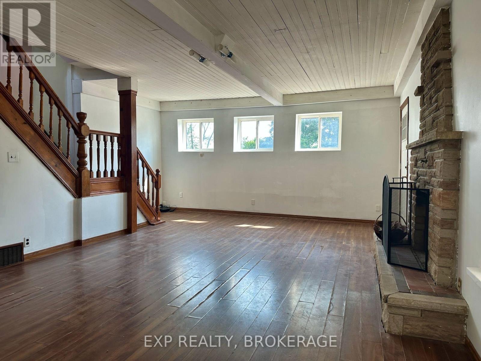 2295 Sydenham Road Property Photo 9