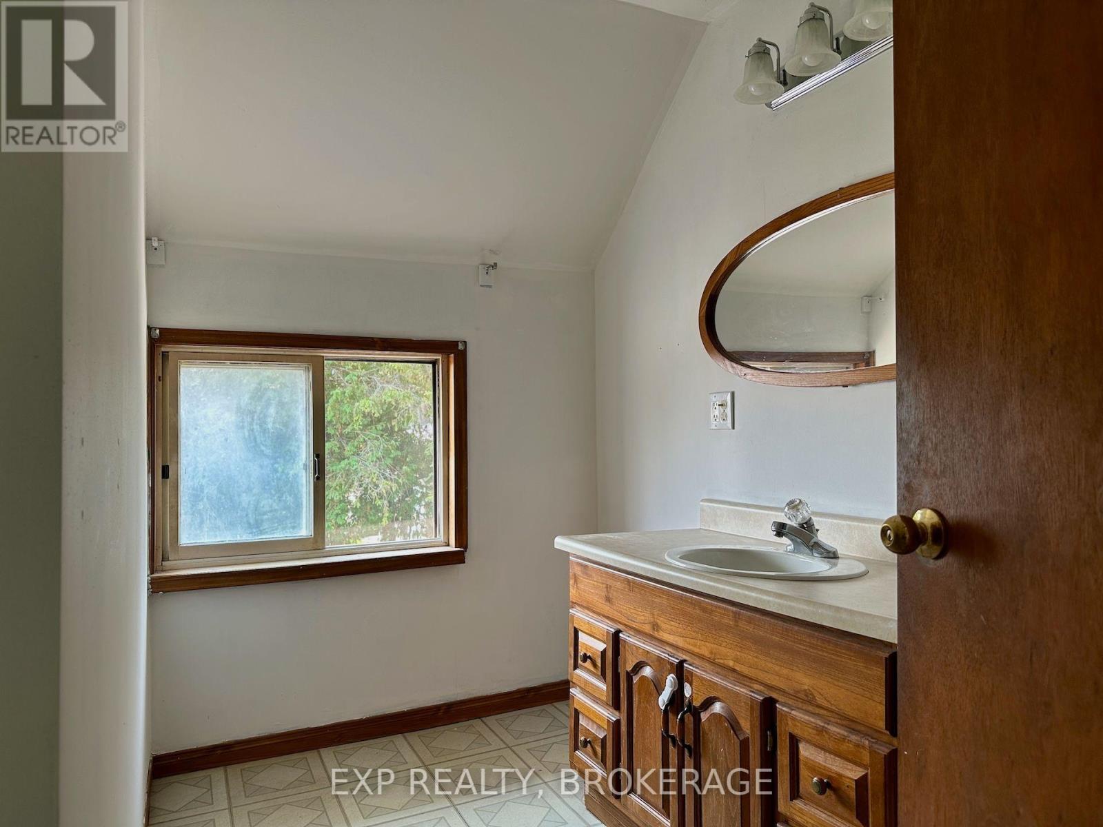 2295 Sydenham Road Property Photo 17