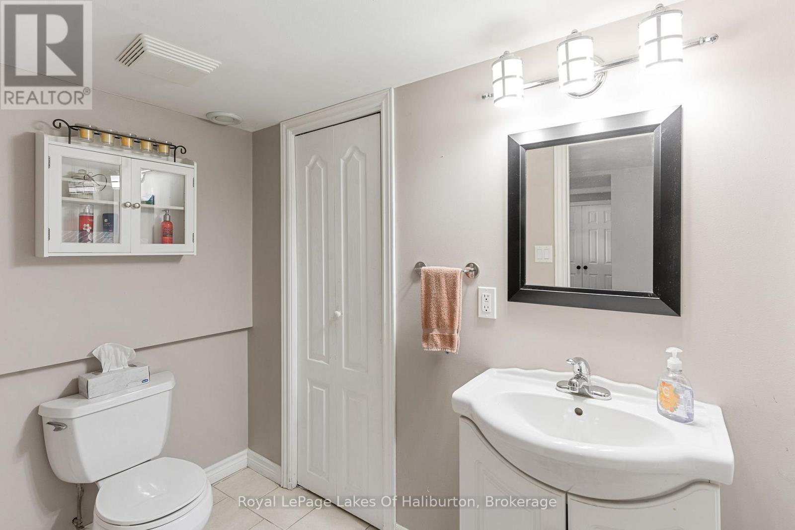 1096 Chelsea Lane Property Photo 32