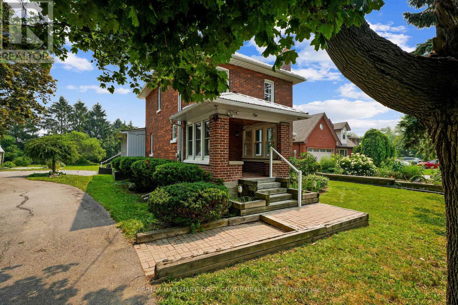 89 Rose Glen Road N Property Photo 1
