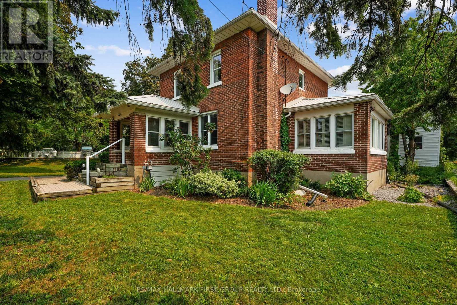 89 Rose Glen Road N Property Photo 3