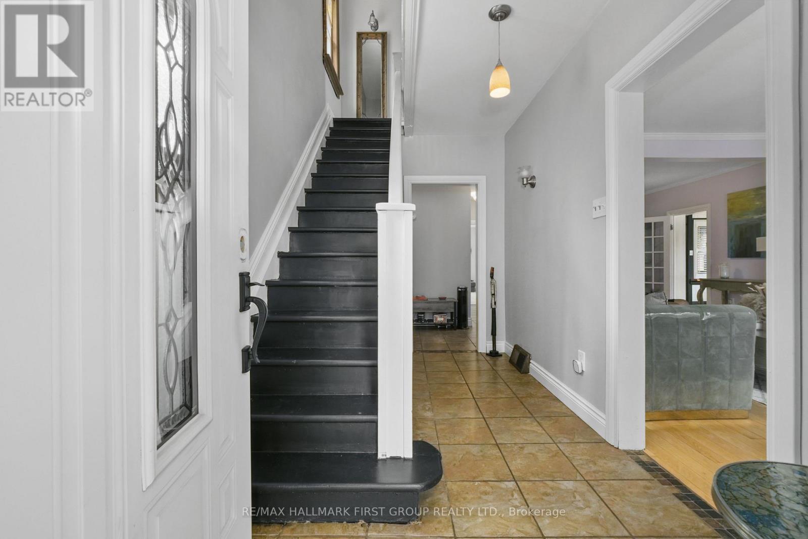 89 Rose Glen Road N Property Photo 6
