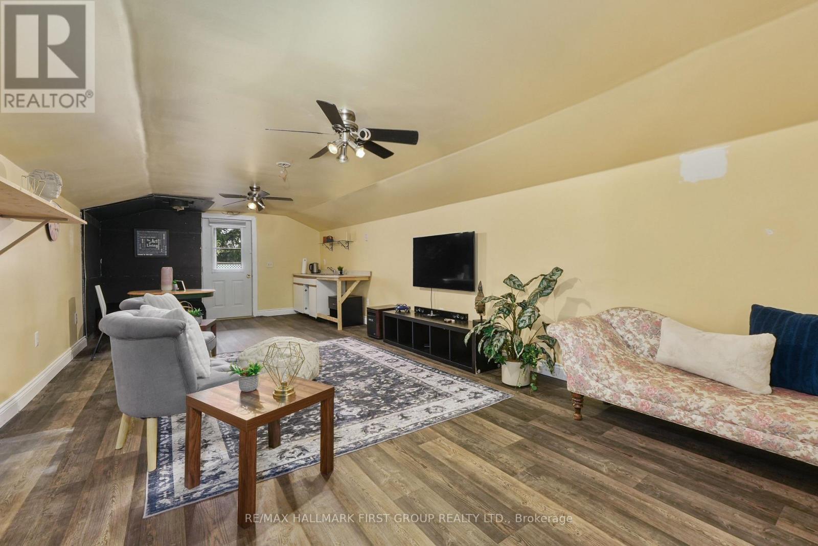 89 Rose Glen Road N Property Photo 35