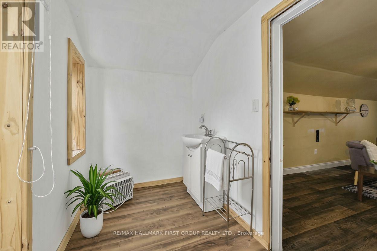 89 Rose Glen Road N Property Photo 39