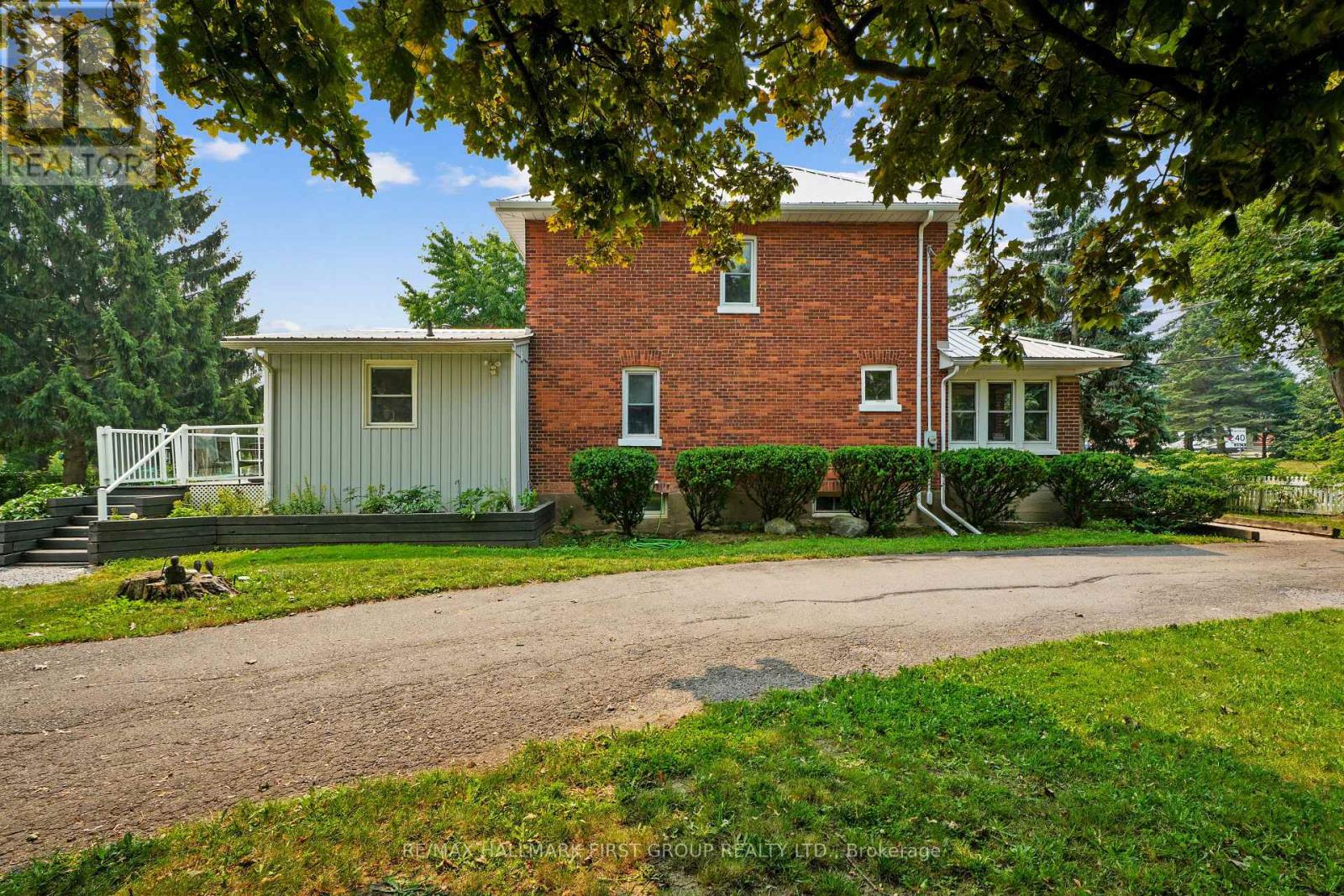 89 Rose Glen Road N Property Photo 43