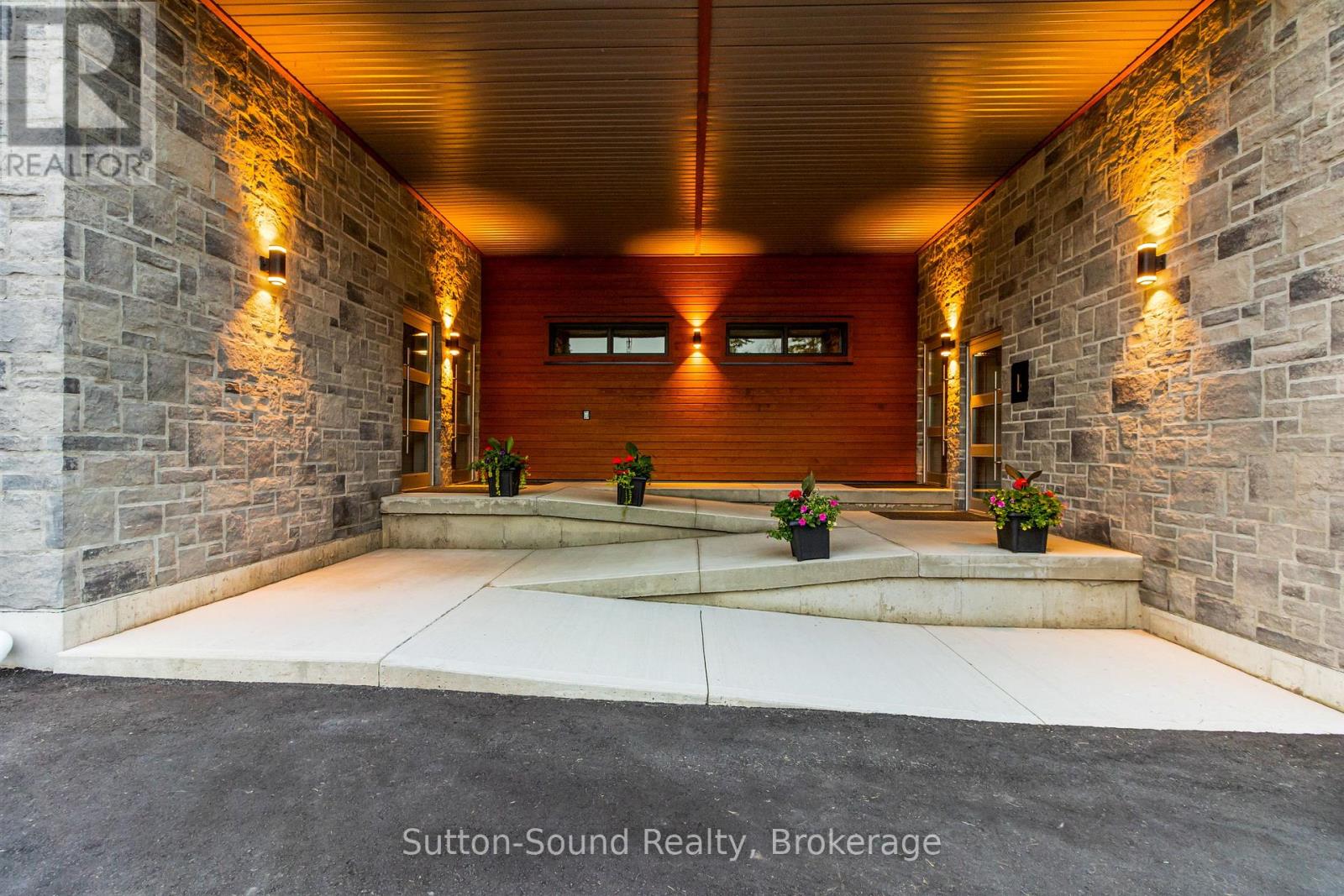 535 #203 Isaac Street Property Photo 3
