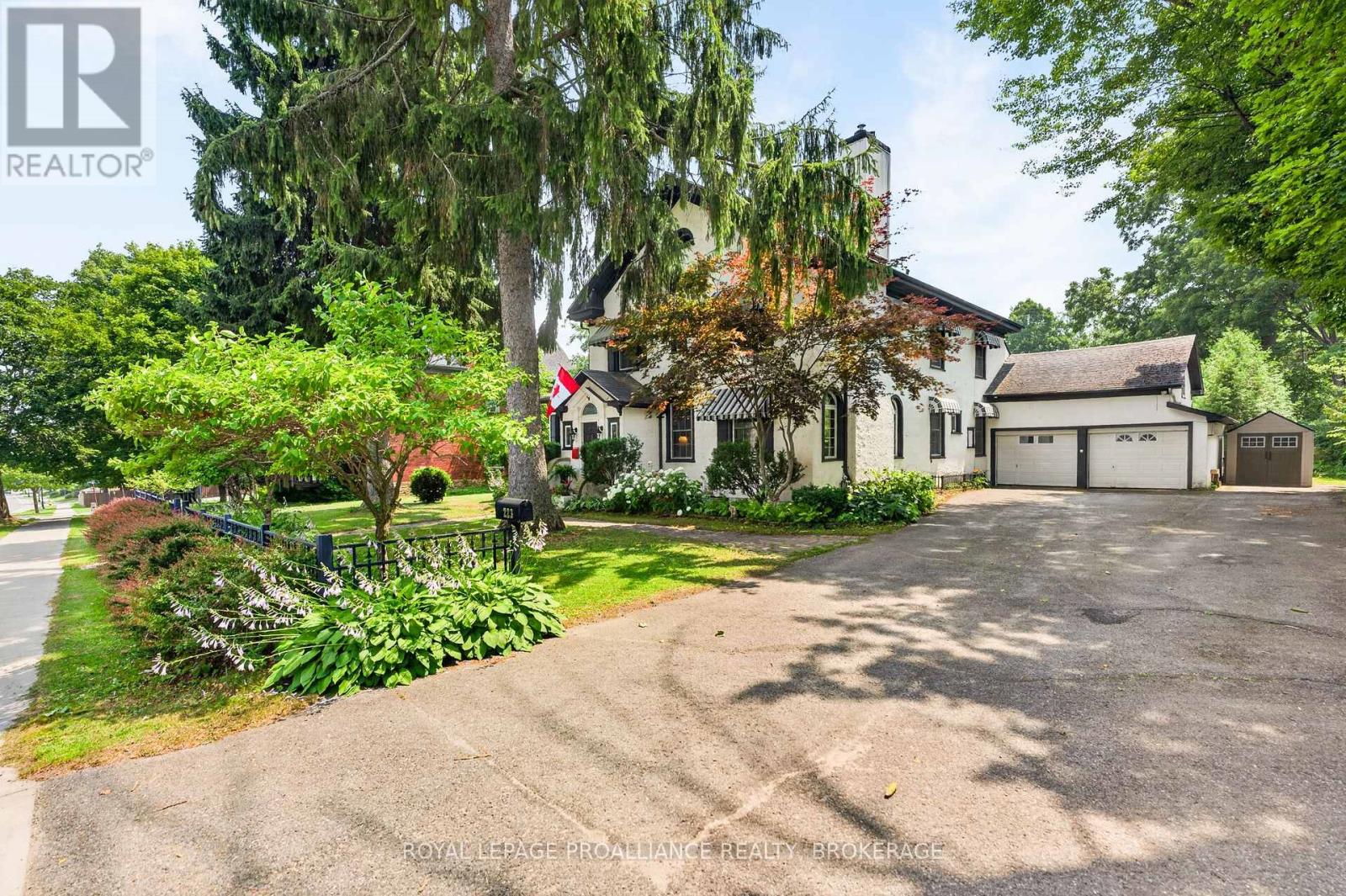 223 King Street W Property Photo 4