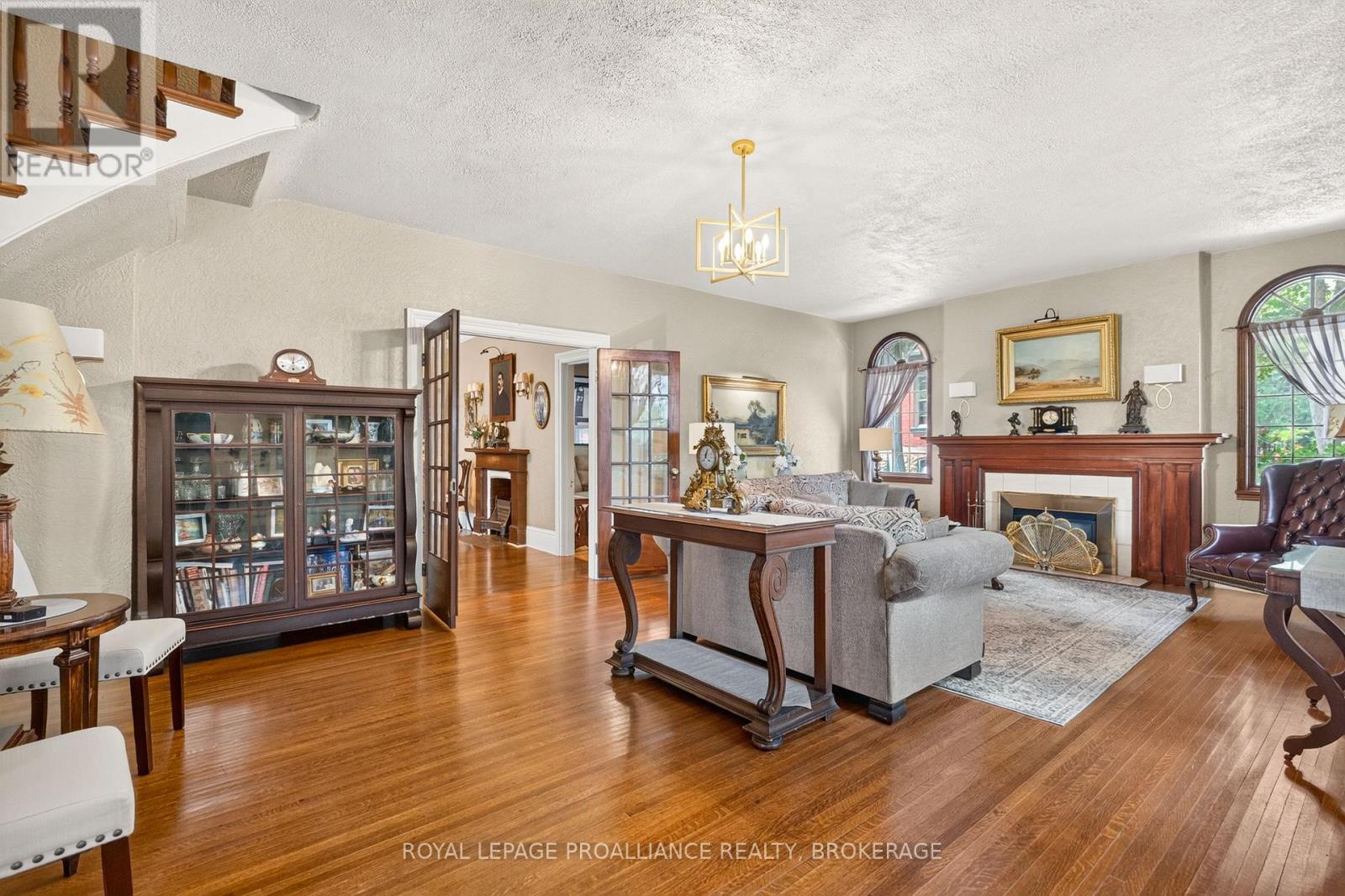 223 King Street W Property Photo 9