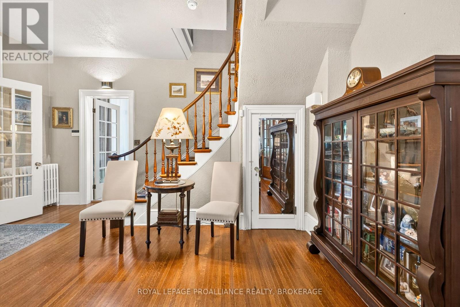 223 King Street W Property Photo 11