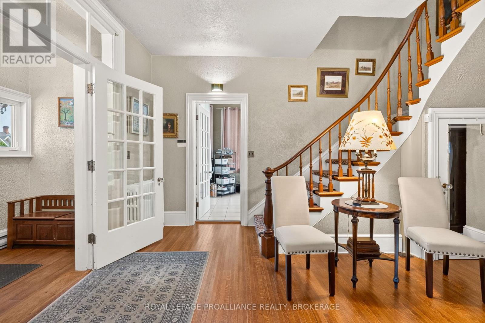 223 King Street W Property Photo 14