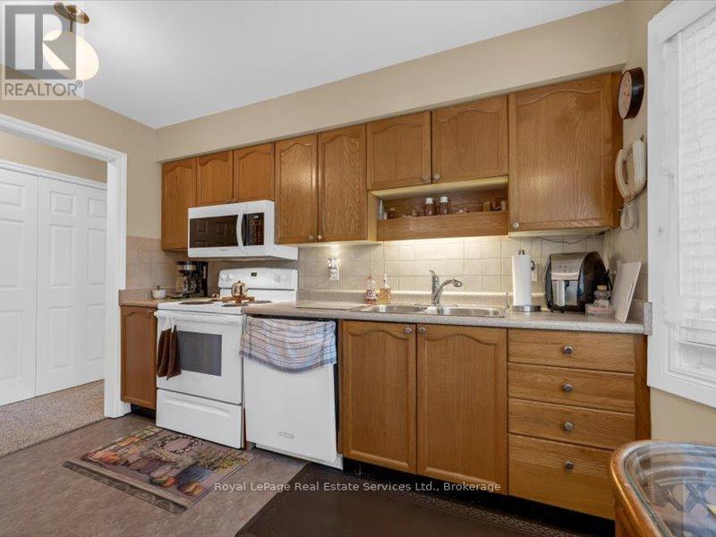 81 Hamilton Street N Property Photo 10