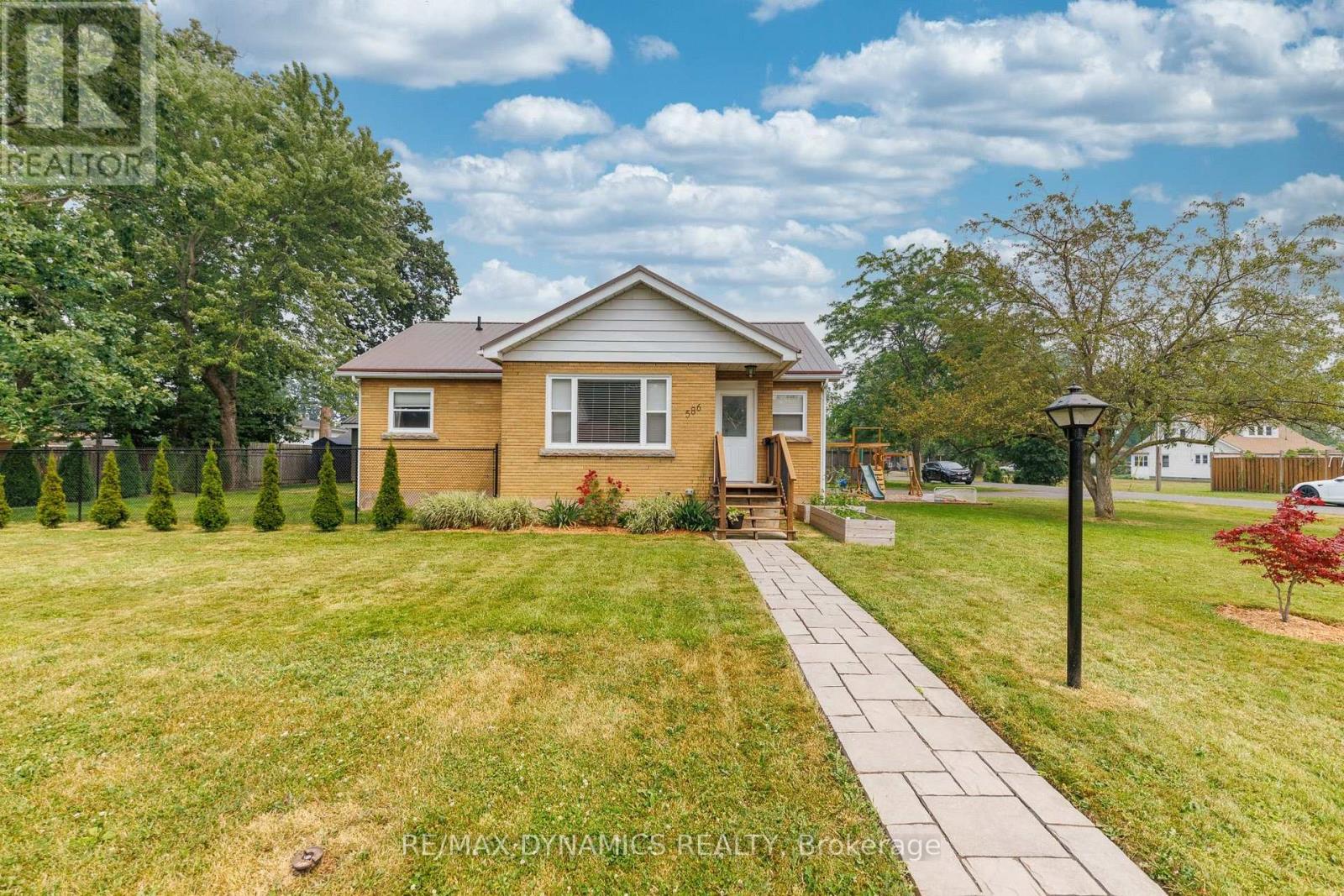 586 LAKESIDE ROAD