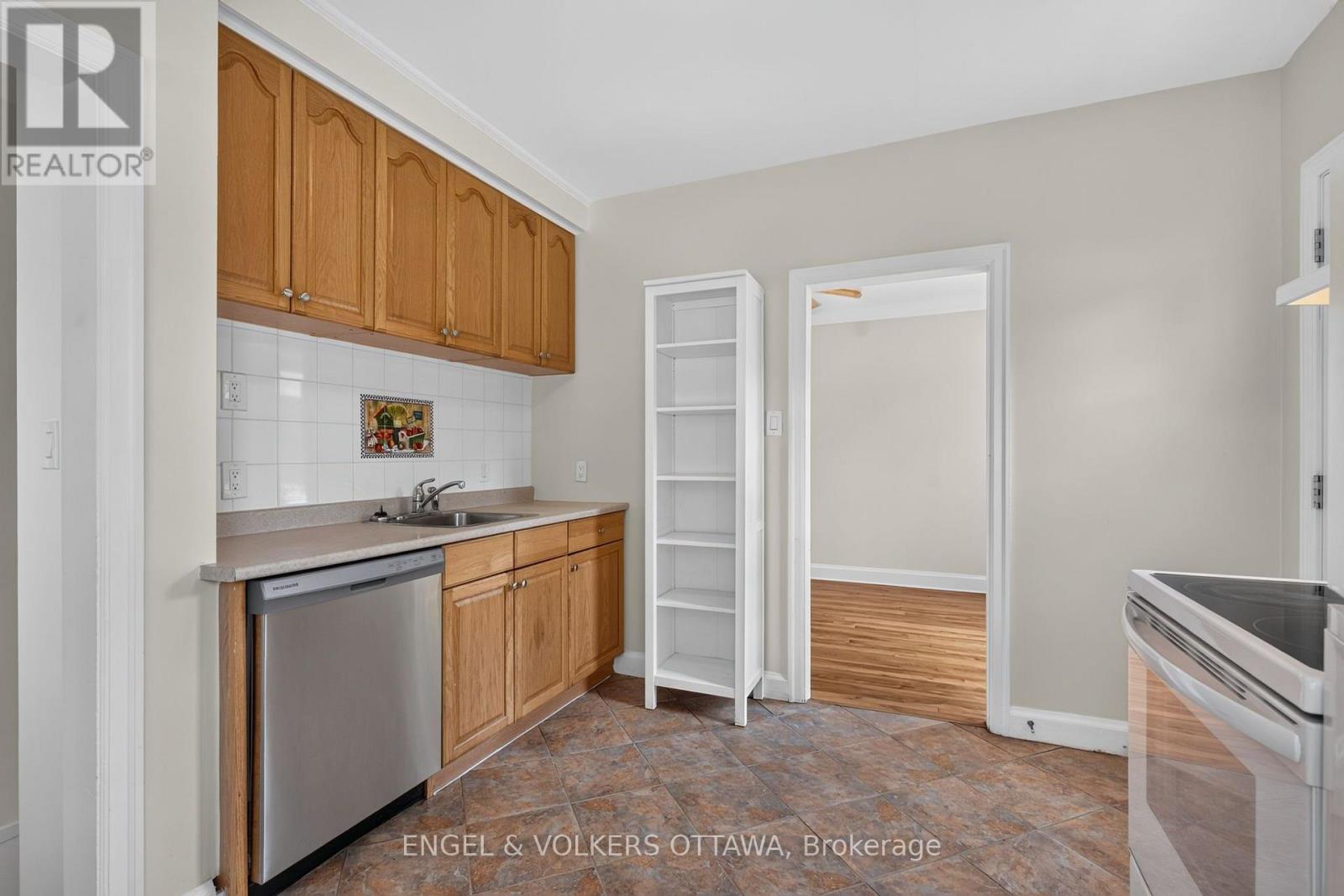 2439-2445 Alta Vista Drive Property Photo 6