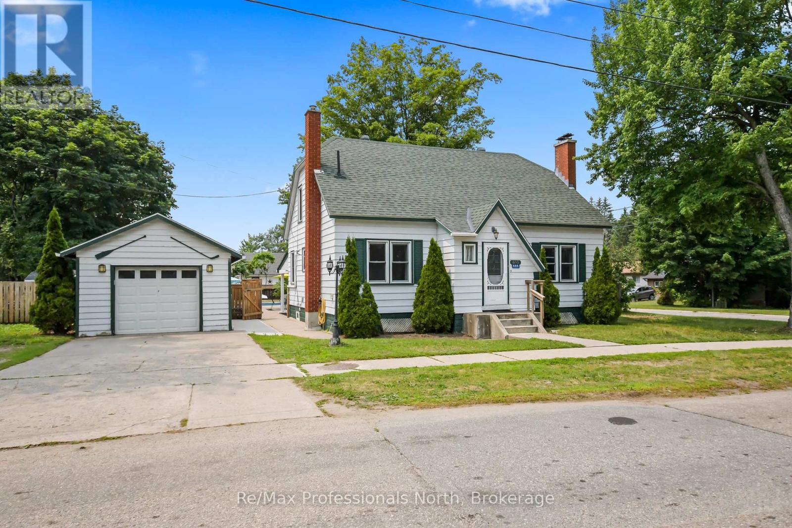 695 JOHN STREET N Property Photo 1