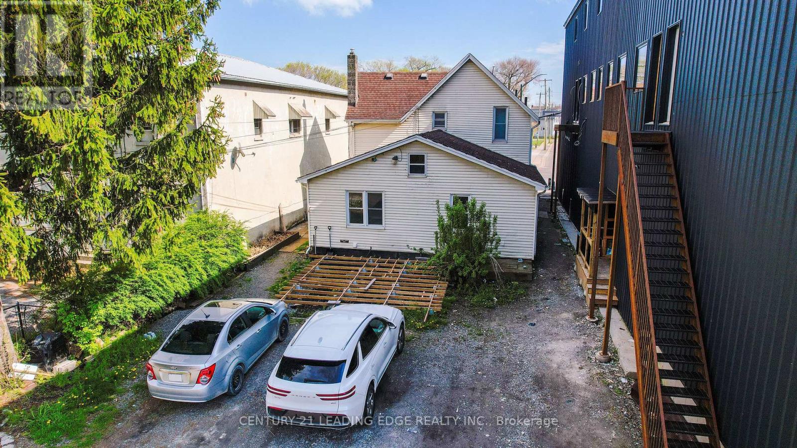 223 Main Street W Property Photo 4