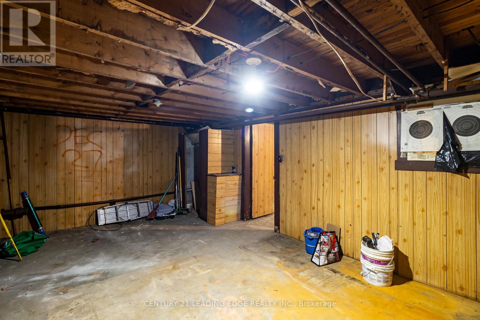 223 Main Street W Property Photo 14