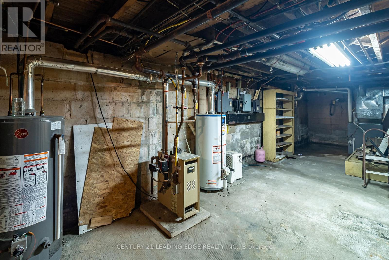 223 Main Street W Property Photo 15