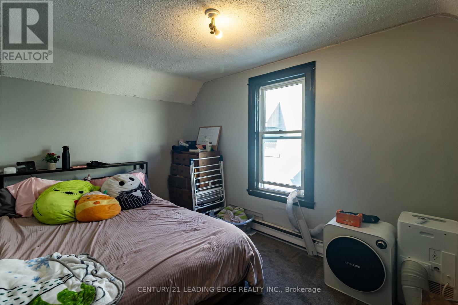 223 Main Street W Property Photo 26