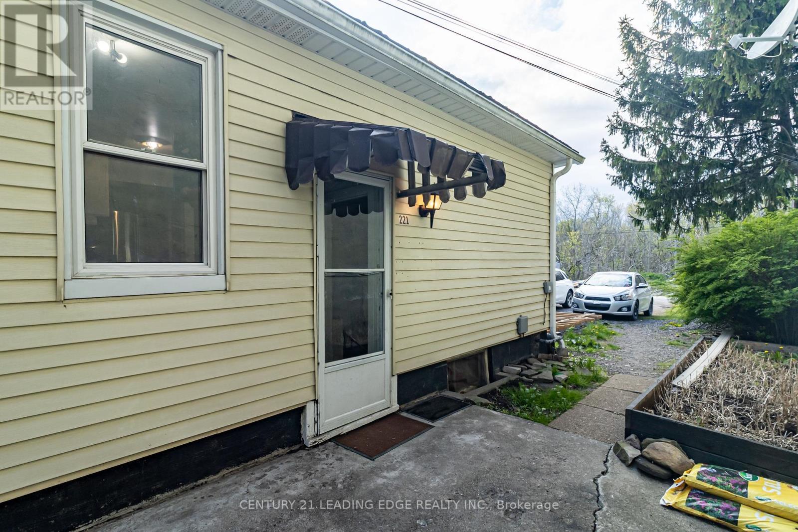 223 Main Street W Property Photo 35