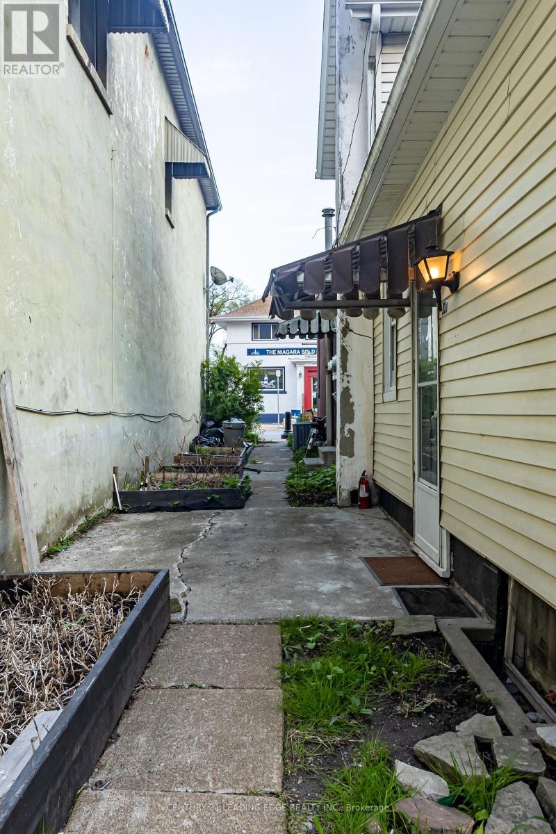 223 Main Street W Property Photo 36