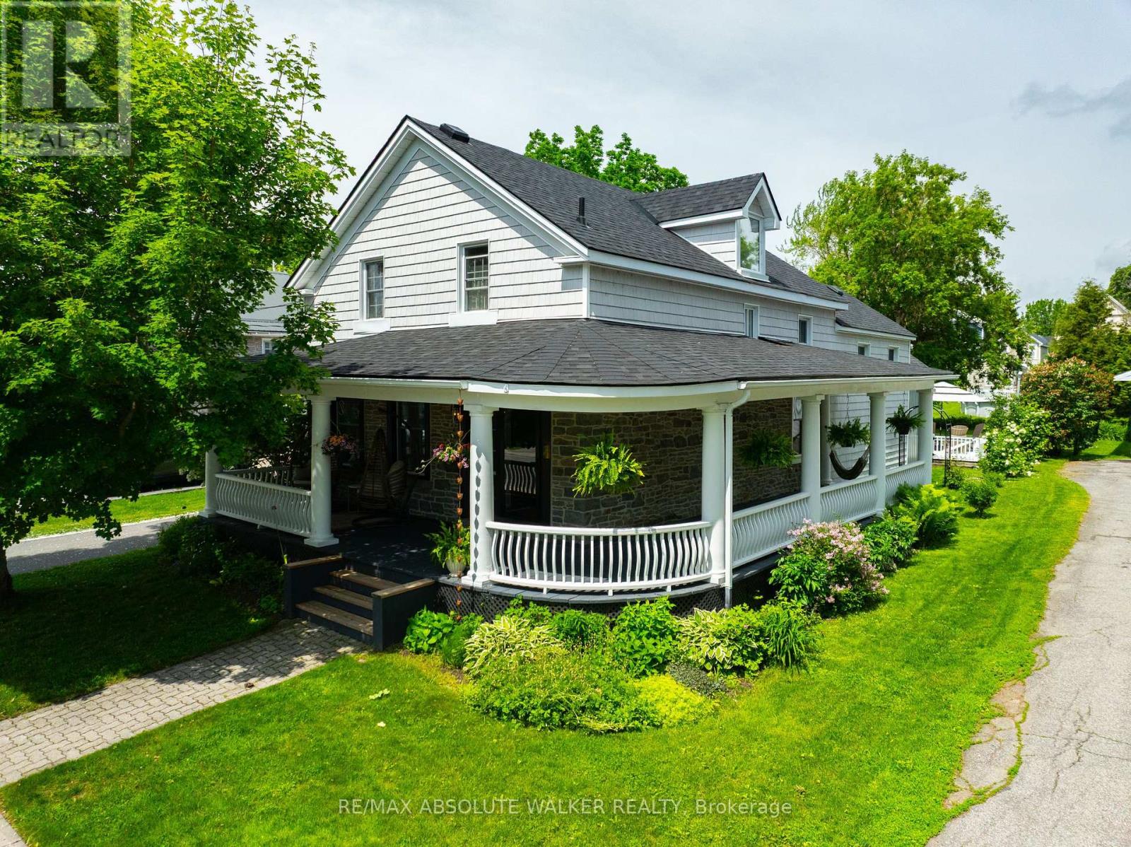 652 HENRY STREET W Property Photo 1