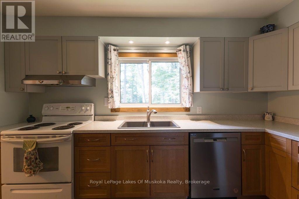 950 Muskoka #3 Road N Property Photo 3