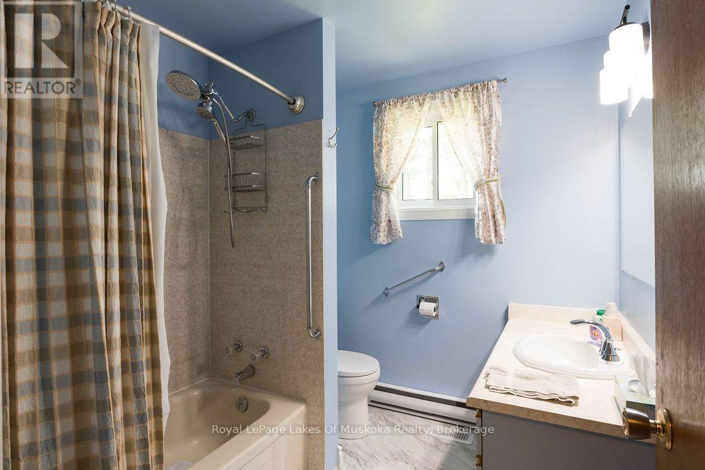 950 Muskoka #3 Road N Property Photo 11