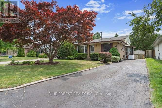 27 Villeneuve Crescent Property Photo 1