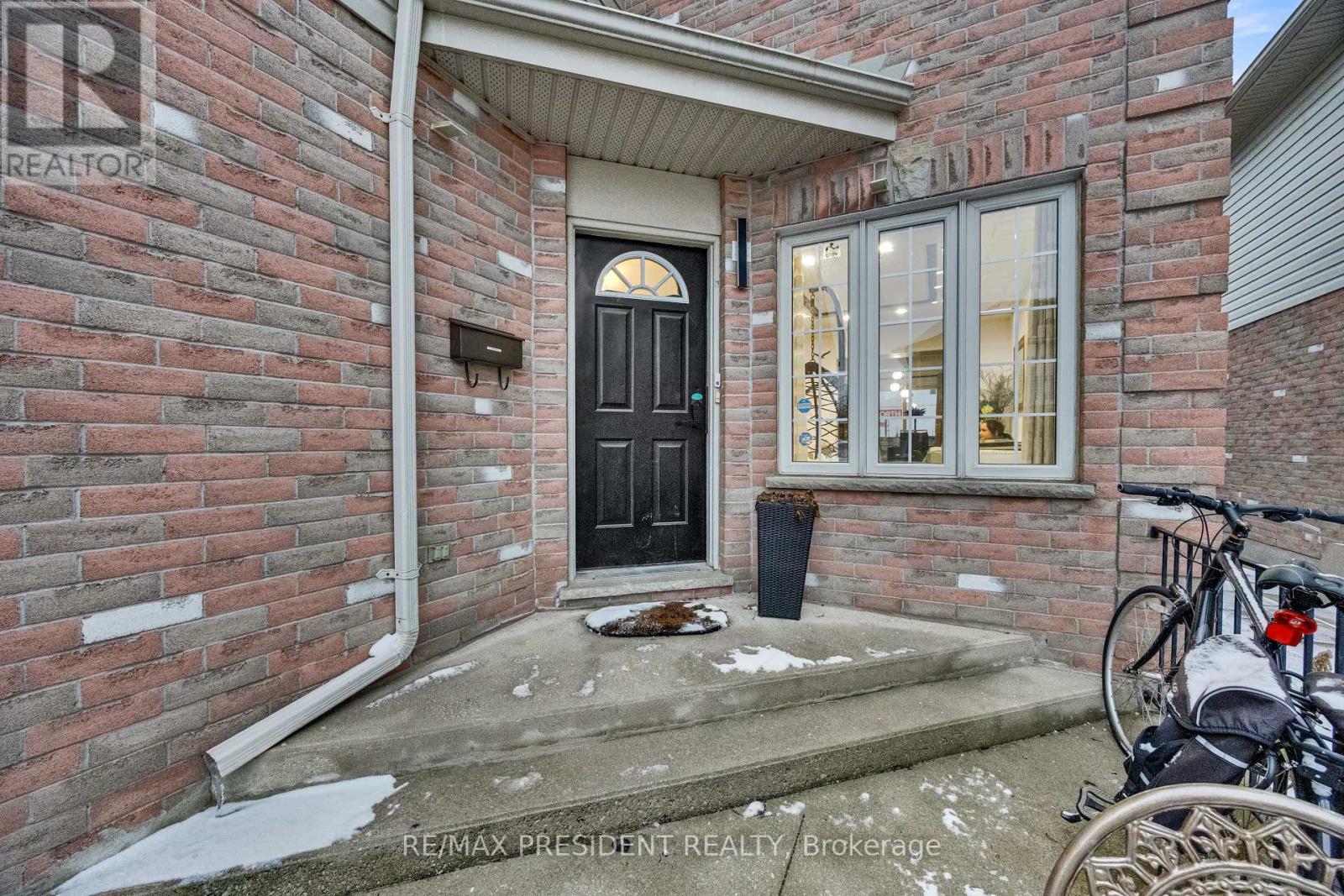 18 - 10 Chalkstone Drive Property Photo 5