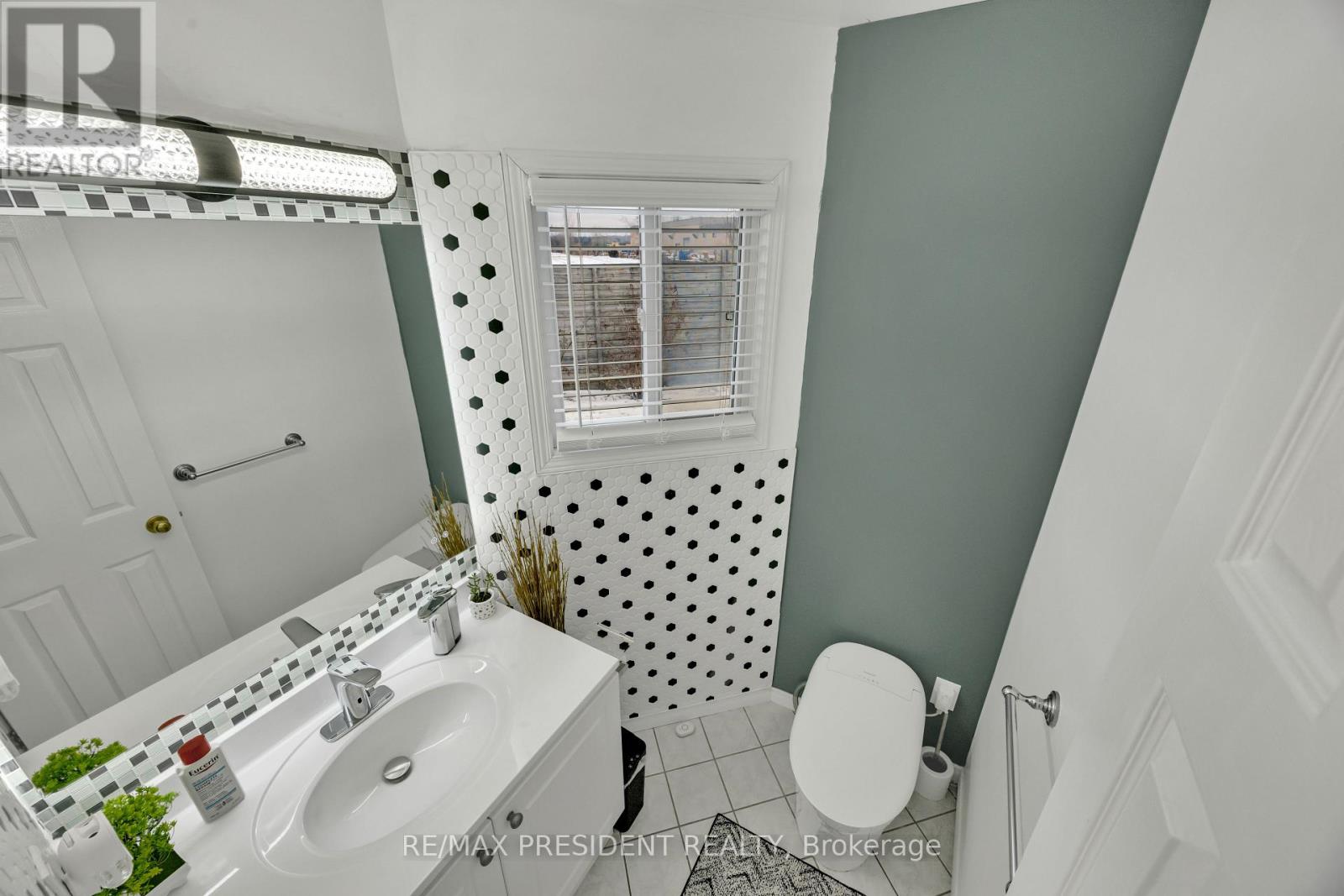 18 - 10 Chalkstone Drive Property Photo 7