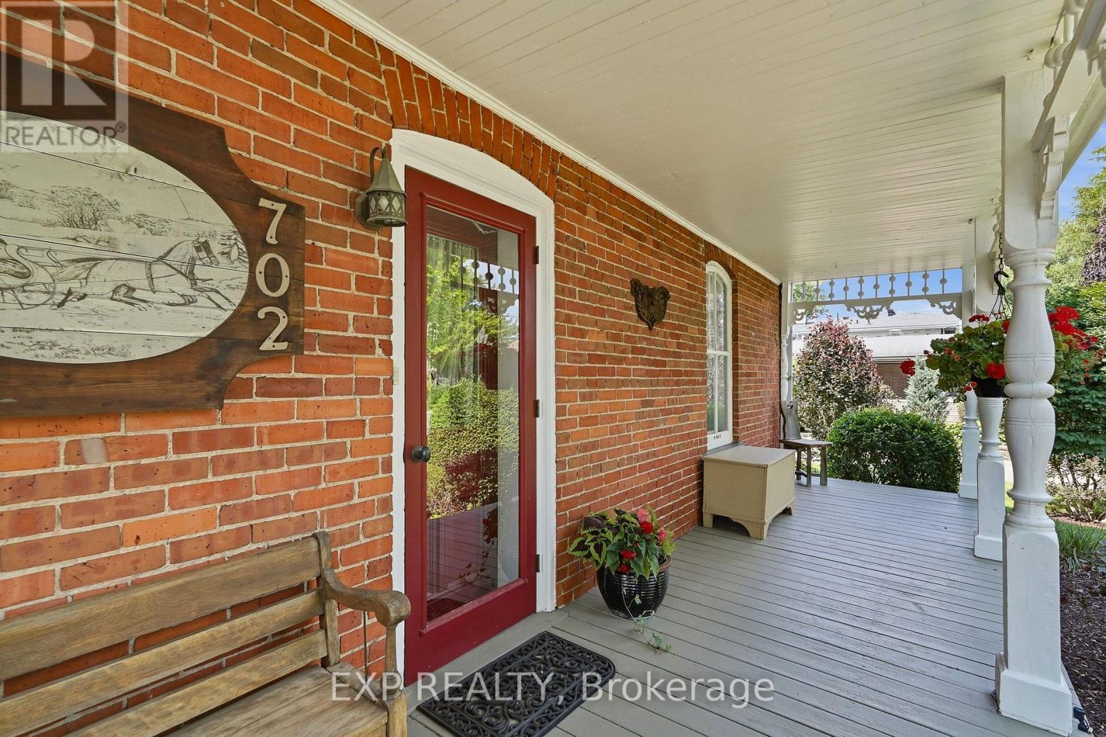 702 Dollard Street Property Photo 4