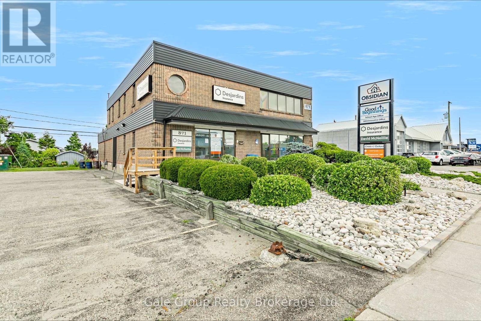 Lower 1 - 871 Dundas Street W Property Photo 3