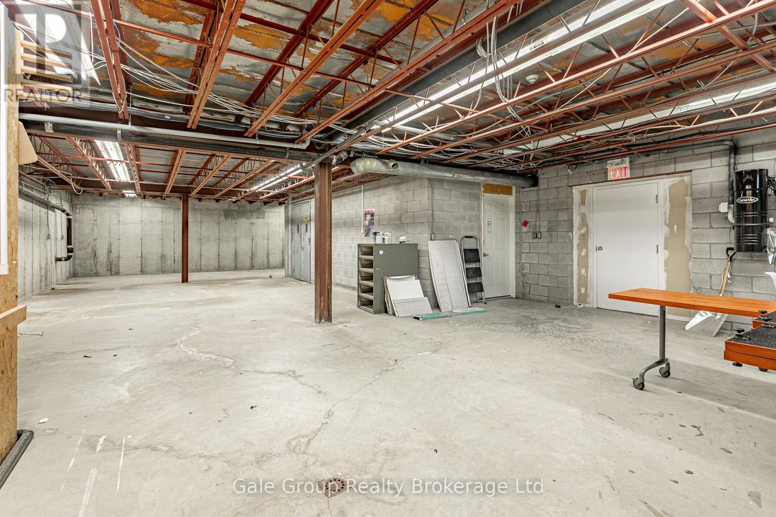 Lower 1 - 871 Dundas Street W Property Photo 8