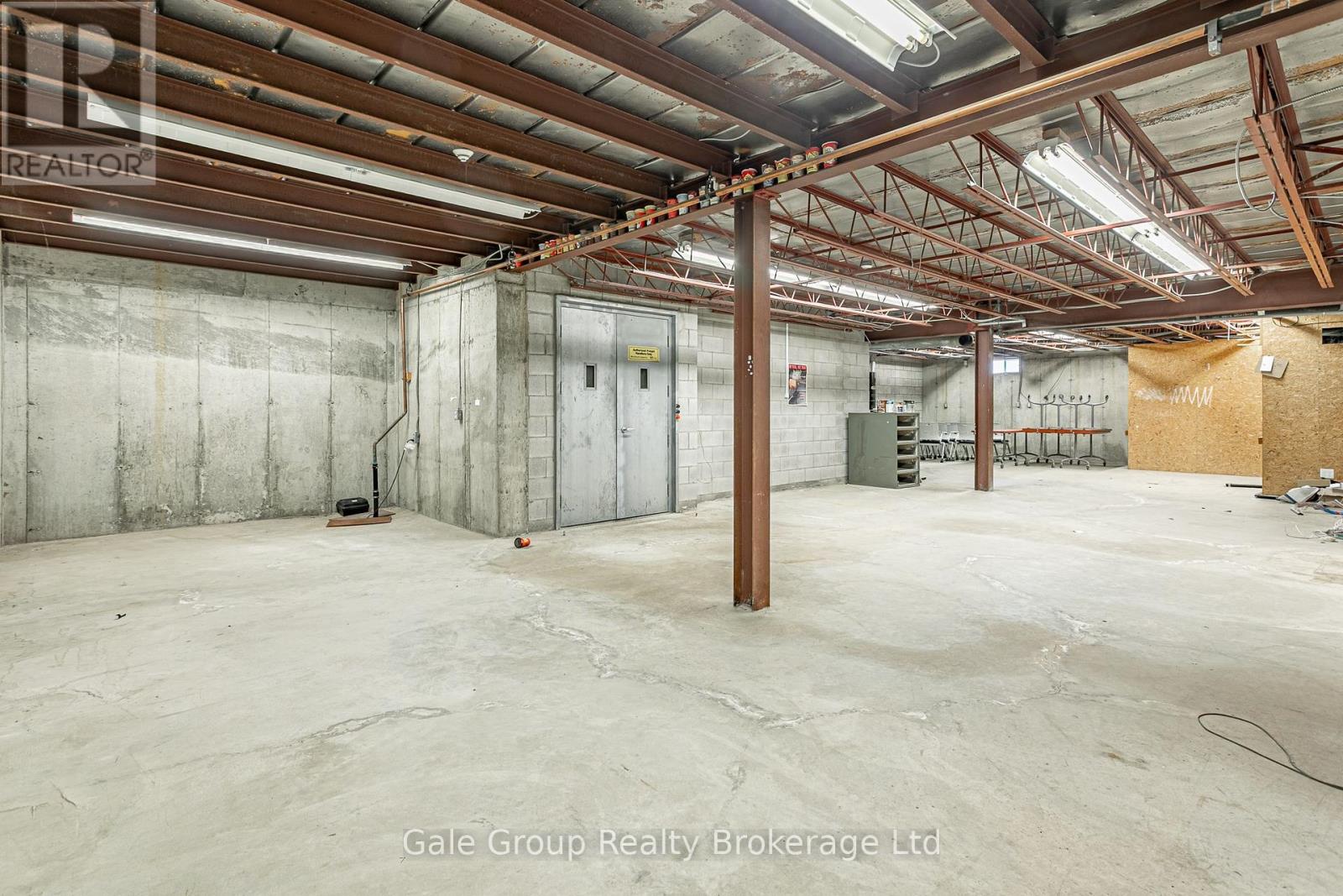 Lower 1 - 871 Dundas Street W Property Photo 9
