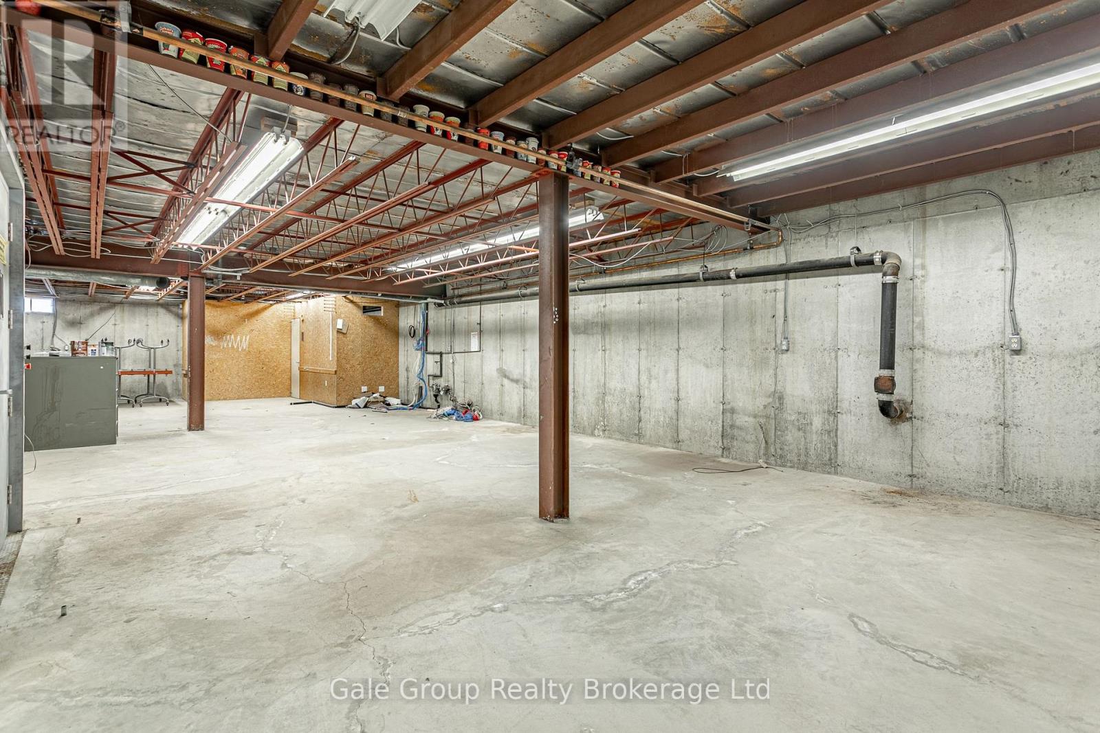 Lower 1 - 871 Dundas Street W Property Photo 10