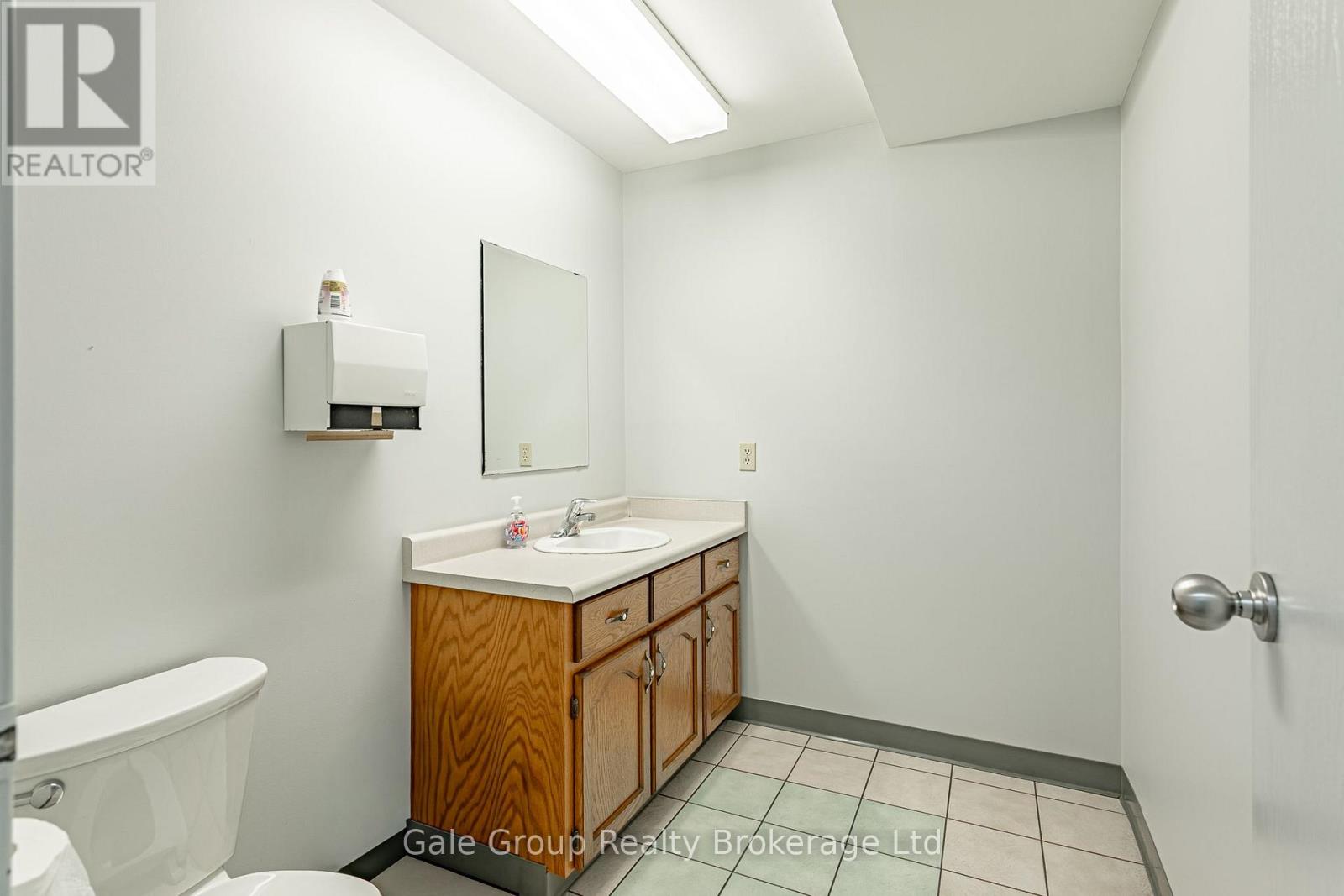 Lower 1 - 871 Dundas Street W Property Photo 12